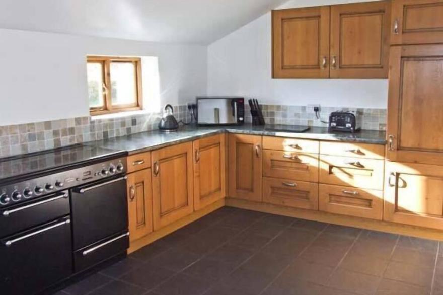 THE STABLES, family friendly, character holiday cottage in Edale