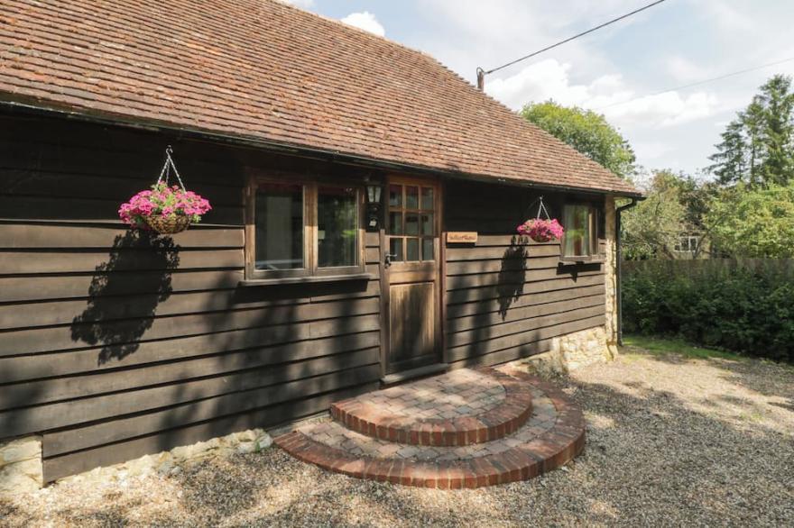 BOLTON BARN, pet friendly, character holiday cottage in Lenham Heath