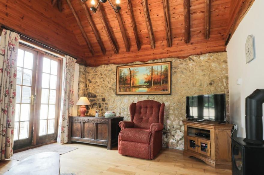 BOLTON BARN, pet friendly, character holiday cottage in Lenham Heath