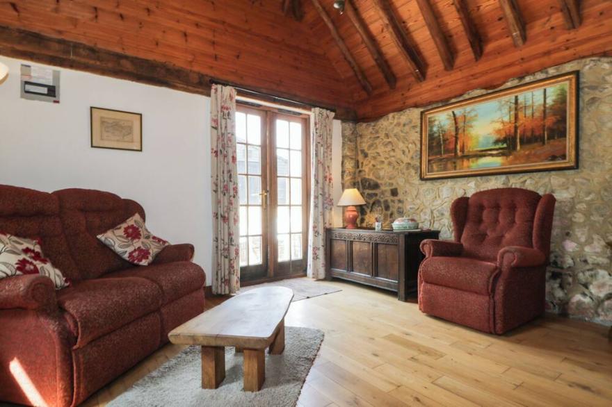 BOLTON BARN, pet friendly, character holiday cottage in Lenham Heath