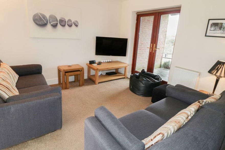 CRICKET COTTAGE, pet friendly, with a garden in Whitby