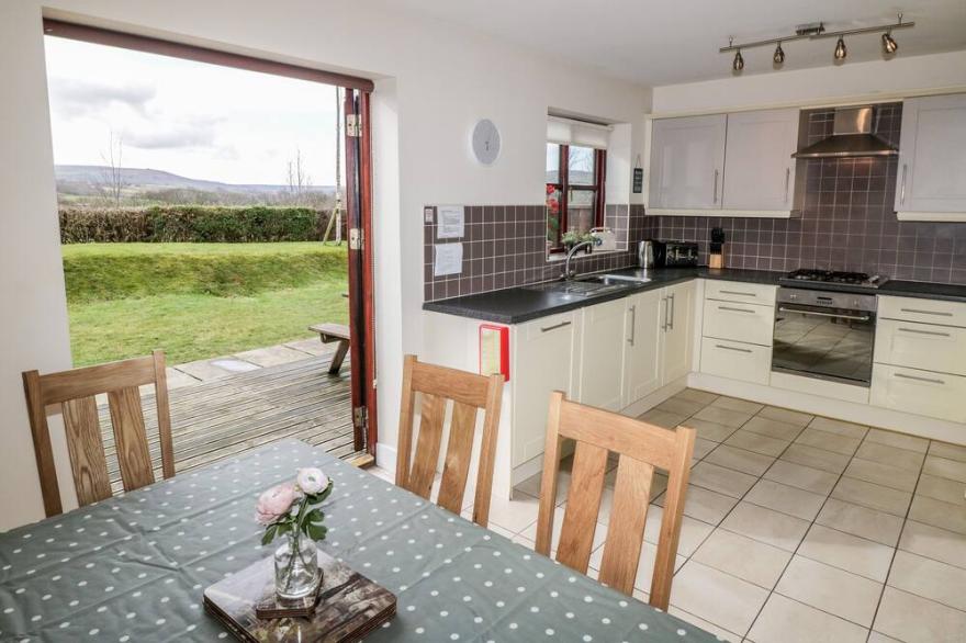 CRICKET COTTAGE, pet friendly, with a garden in Whitby