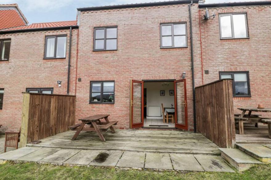 CRICKET COTTAGE, pet friendly, with a garden in Whitby