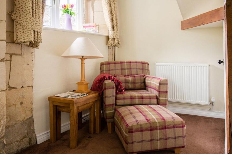 A sudeley castle cottage that sleeps 3 guests  in 2 bedrooms