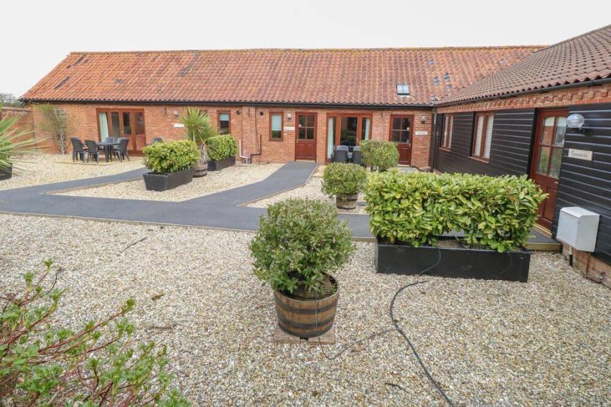 SYCAMORE, family friendly, with a garden in Wood Norton