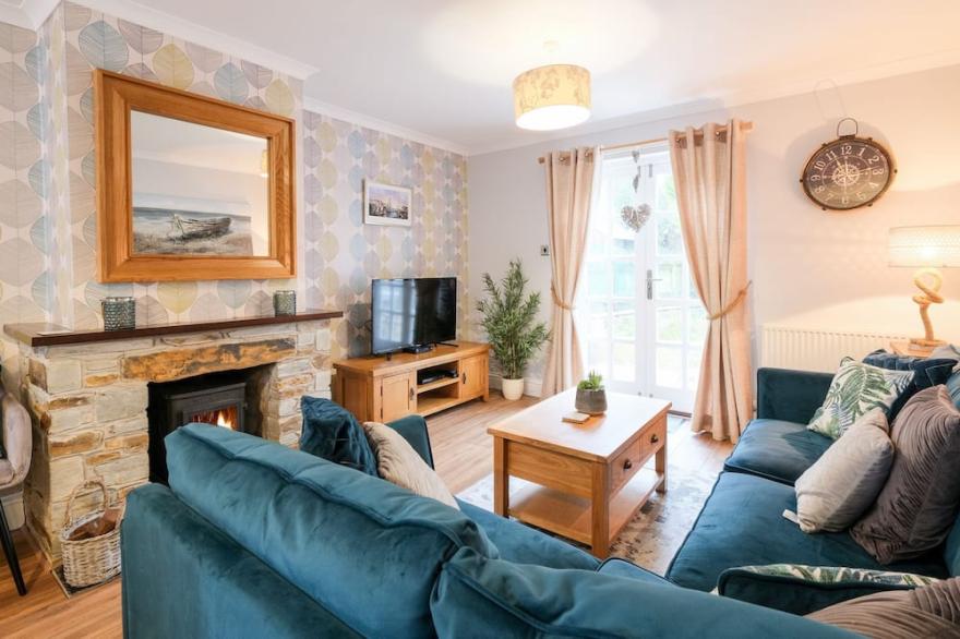 POLDARK COTTAGE, family friendly, with open fire in Charlestown