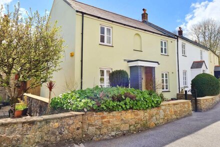 POLDARK COTTAGE, family friendly, with open fire in Charlestown