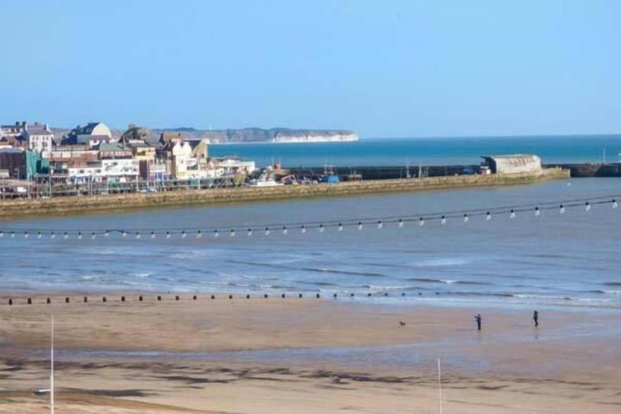 SANDY SHORE, family friendly, country holiday cottage in Bridlington