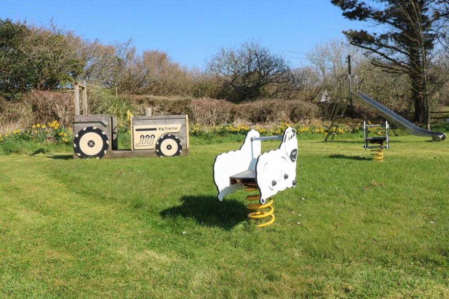 HONEYSUCKLE COTTAGE, pet friendly, with pool in Bude