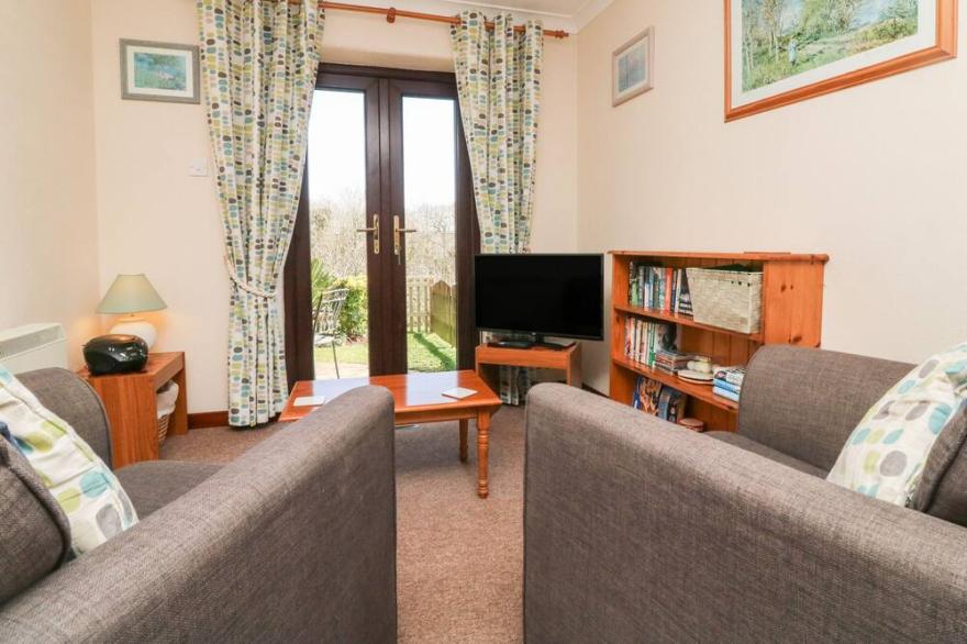 HONEYSUCKLE COTTAGE, pet friendly, with pool in Bude
