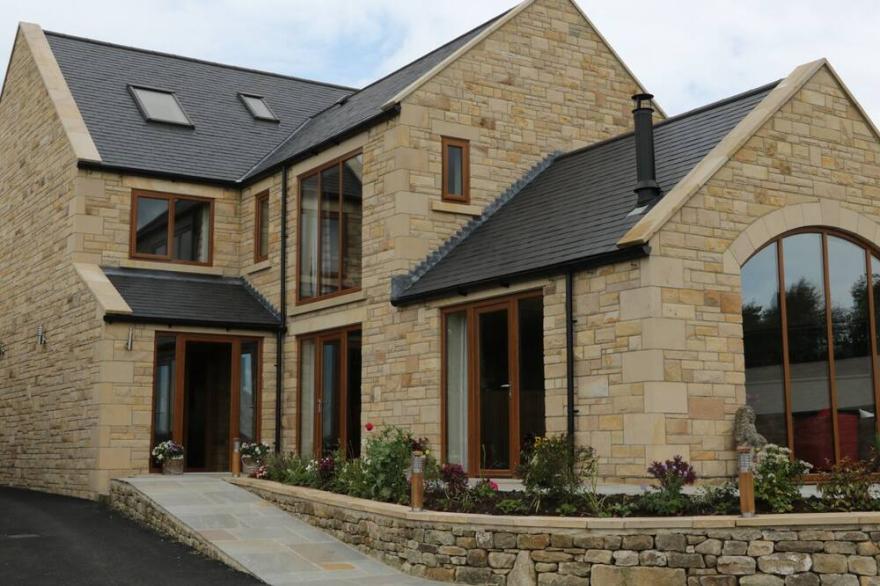 JACOB'S LODGE, family friendly, luxury holiday cottage in Eggleston