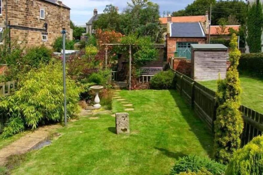LION COTTAGE, family friendly, with a garden in Hinderwell