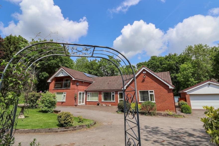 LLYS OFFA, pet friendly, luxury holiday cottage, with pool in Ruabon