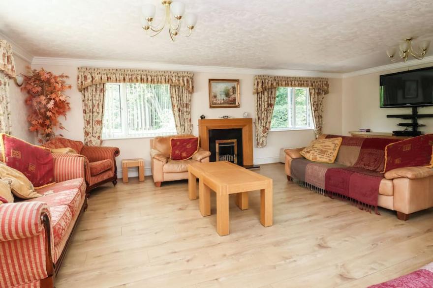 LLYS OFFA, pet friendly, luxury holiday cottage, with pool in Ruabon