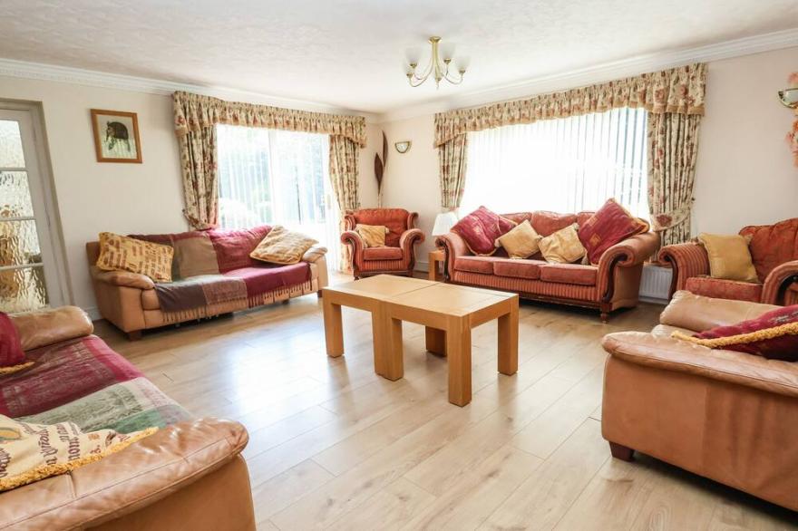 LLYS OFFA, pet friendly, luxury holiday cottage, with pool in Ruabon