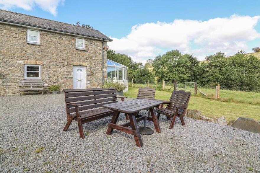 TY NANT, family friendly, with a garden in Llanllwni