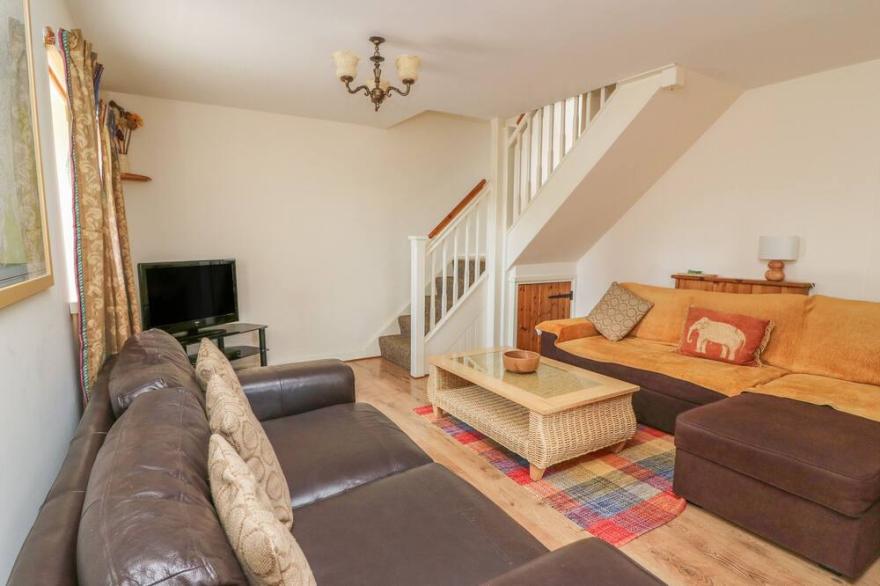 TY NANT, family friendly, with a garden in Llanllwni