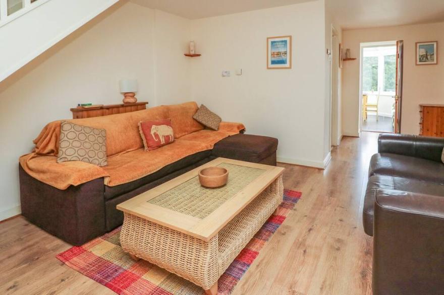 TY NANT, family friendly, with a garden in Llanllwni