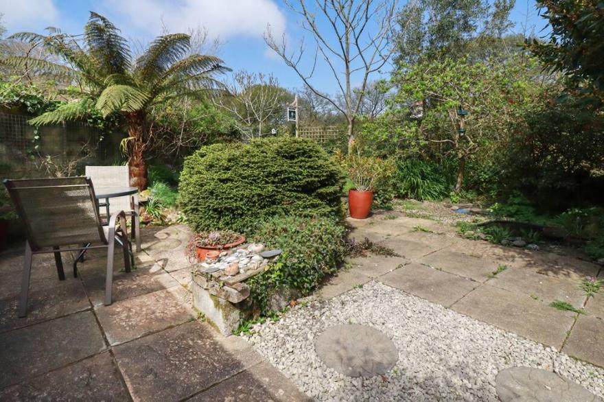 THE ARK COTTAGE, pet friendly, character holiday cottage in St Blazey