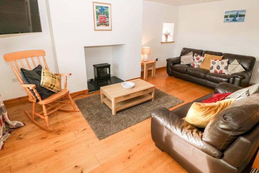 PRYS MAWR, pet friendly, character holiday cottage in Criccieth