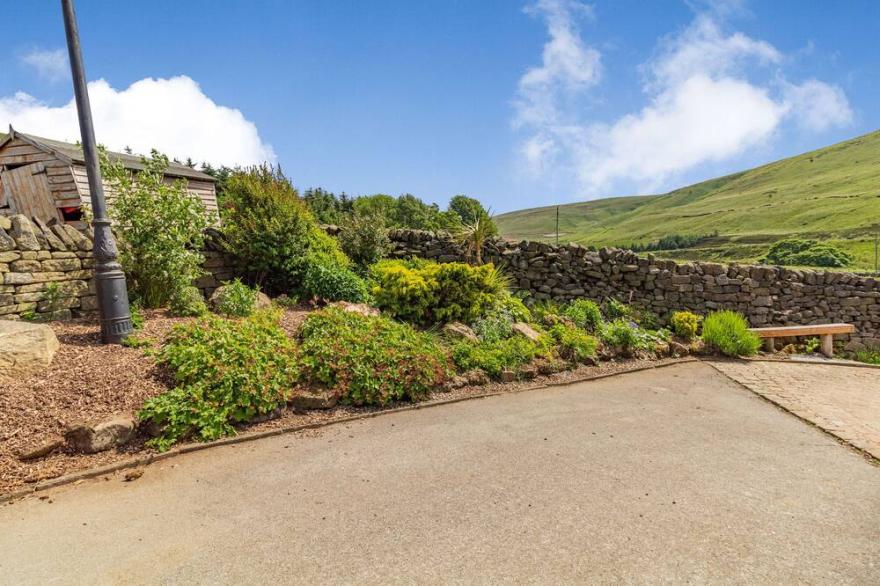 JIM'S BARN, family friendly, character holiday cottage in Diggle
