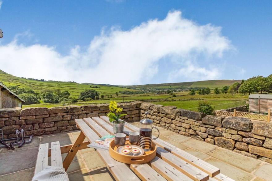 JIM'S BARN, family friendly, character holiday cottage in Diggle