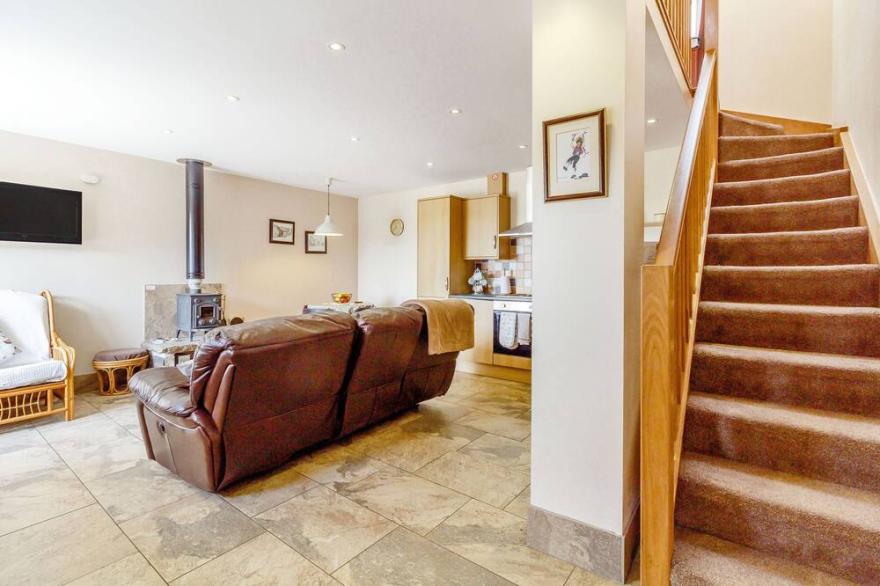 JIM'S BARN, family friendly, character holiday cottage in Diggle