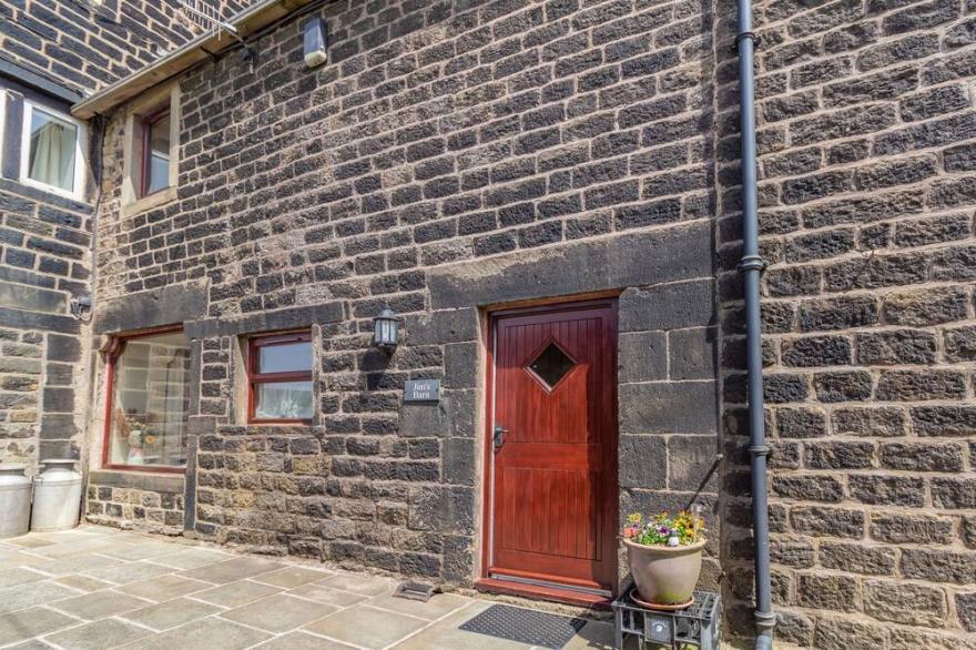 JIM'S BARN, family friendly, character holiday cottage in Diggle