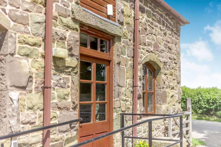 SWALLOW'S NEST, pet friendly, character holiday cottage in Strefford