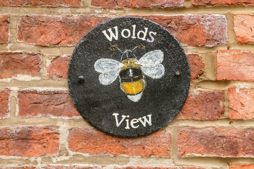 WOLD'S VIEW, pet friendly, country holiday cottage in Louth