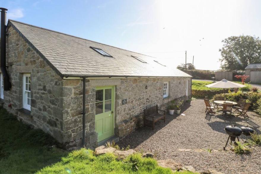 WHEAL GREY, family friendly, character holiday cottage in Praa Sands