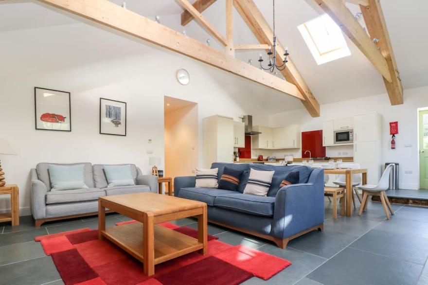 WHEAL GREY, family friendly, character holiday cottage in Praa Sands