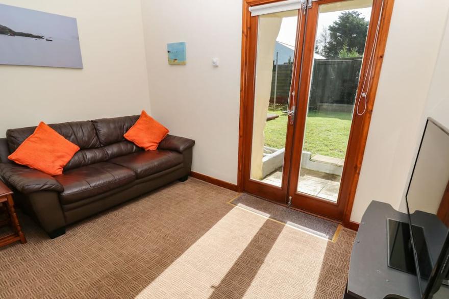 CONTENTION BARN, pet friendly, with a garden in Penhallow