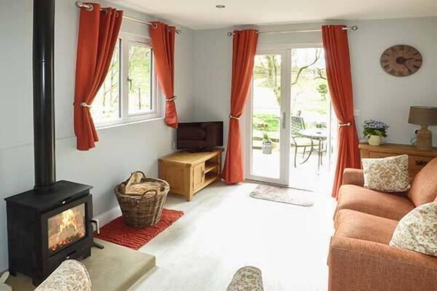 PARK BROOK RETREAT, romantic, with hot tub in Scorton