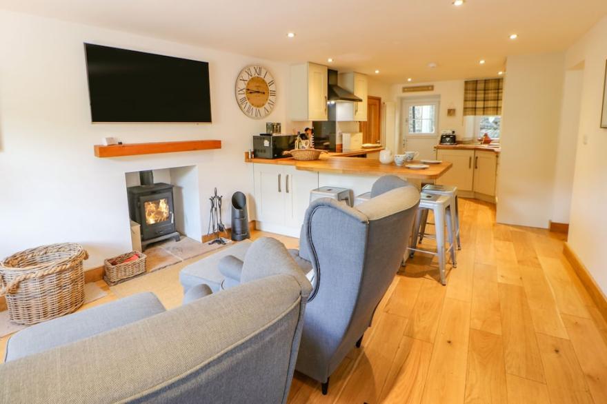 WAYSIDE FARM, pet friendly, character holiday cottage in Muker