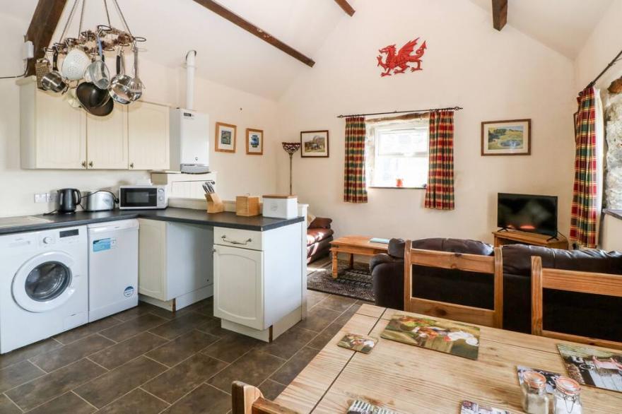 BWTHYN YR ONNEN (ASH COTTAGE), pet friendly in Pwllheli