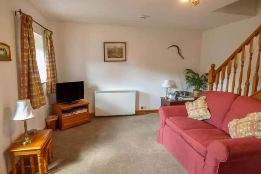 HARVEST COTTAGE, pet friendly, character holiday cottage in Levisham