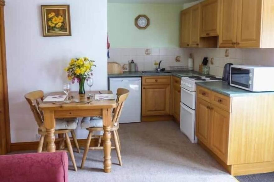 HARVEST COTTAGE, pet friendly, character holiday cottage in Levisham