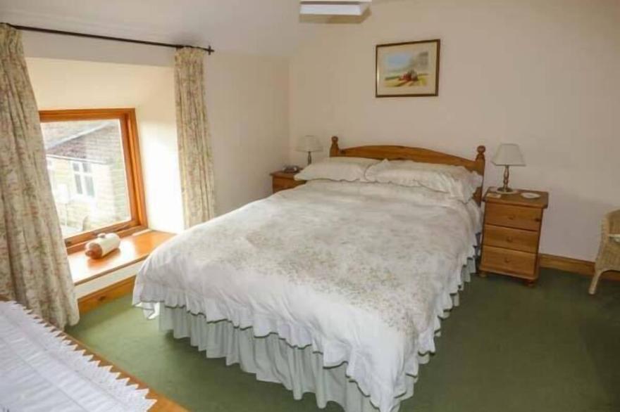 HARVEST COTTAGE, pet friendly, character holiday cottage in Levisham