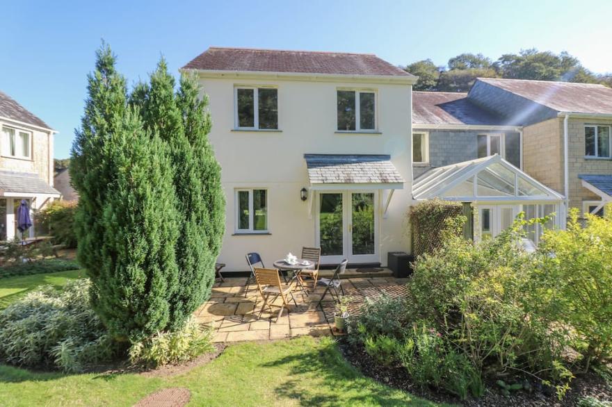 HEDGEHOG COTTAGE, family friendly in Falmouth