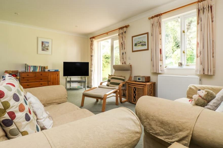 HEDGEHOG COTTAGE, family friendly in Falmouth