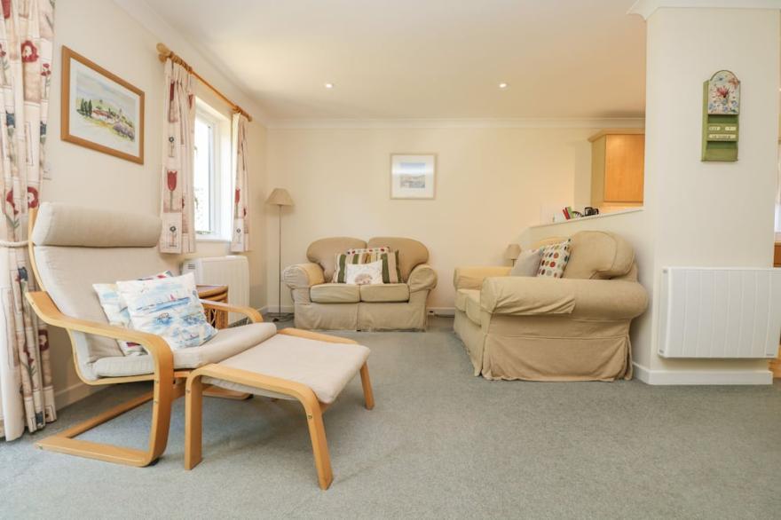 HEDGEHOG COTTAGE, family friendly in Falmouth