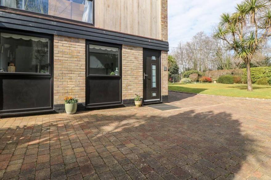 LITTLE BEACH HOUSE, romantic, with a garden in St. Austell