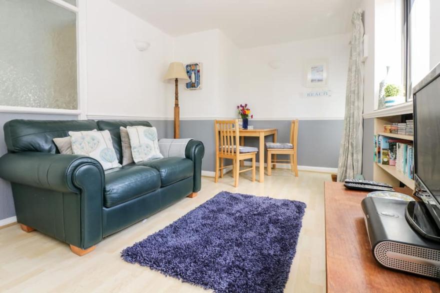 LITTLE BEACH HOUSE, romantic, with a garden in St. Austell