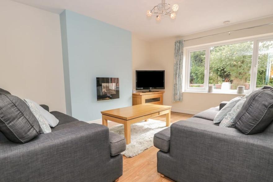 THE GRANARY, pet friendly, with a garden in York