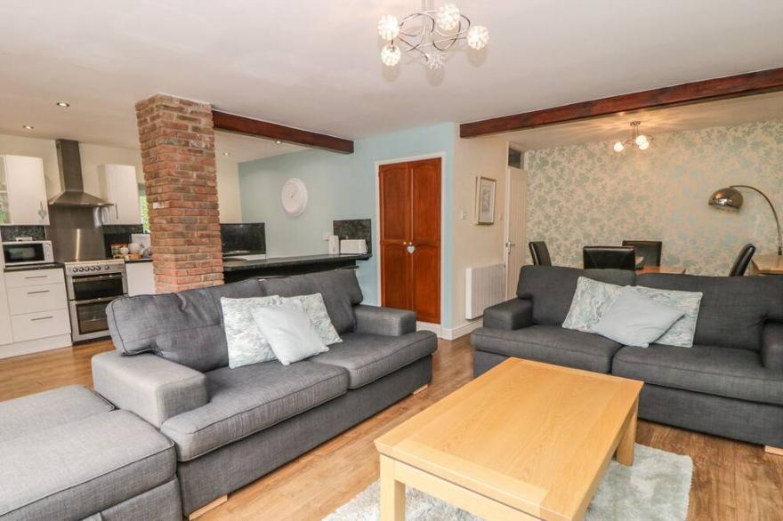 THE GRANARY, pet friendly, with a garden in York