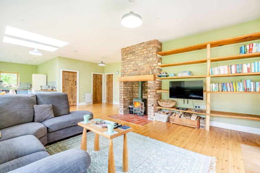 BLUEBELL, family friendly, country holiday cottage in Brymbo
