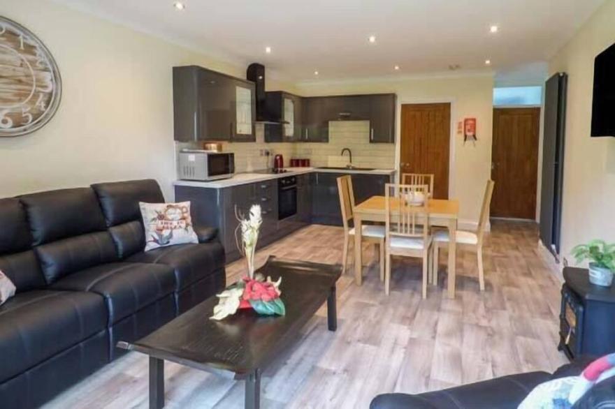 CWM GRAN MEADOWS, pet friendly, country holiday cottage in Llanharry