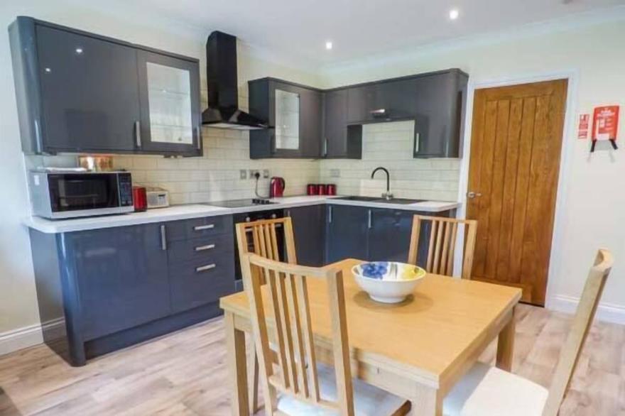 CWM GRAN MEADOWS, pet friendly, country holiday cottage in Llanharry
