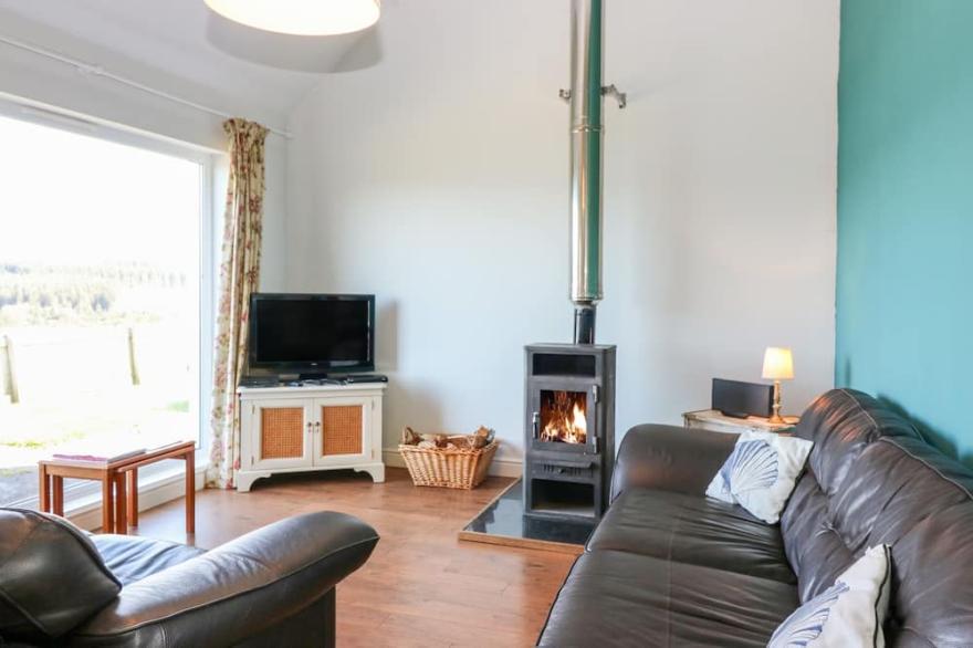 POPPIES COTTAGE, pet friendly, with open fire in Salen, Isle Of Mull
